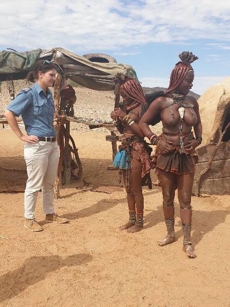 La pilote de notre avionnette discute avec 2 jeunes femmes Himba, Désert du Namib, Kaokoland, Namibie.